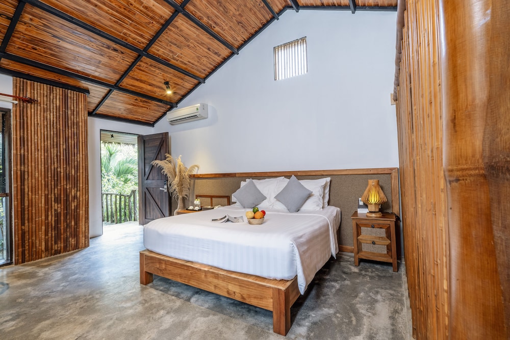 COZY, TROPICAL, VILLAGE, DOUBLE BED