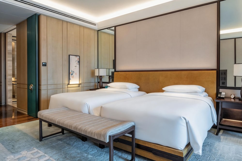 Room, Twin Beds, Skyline View