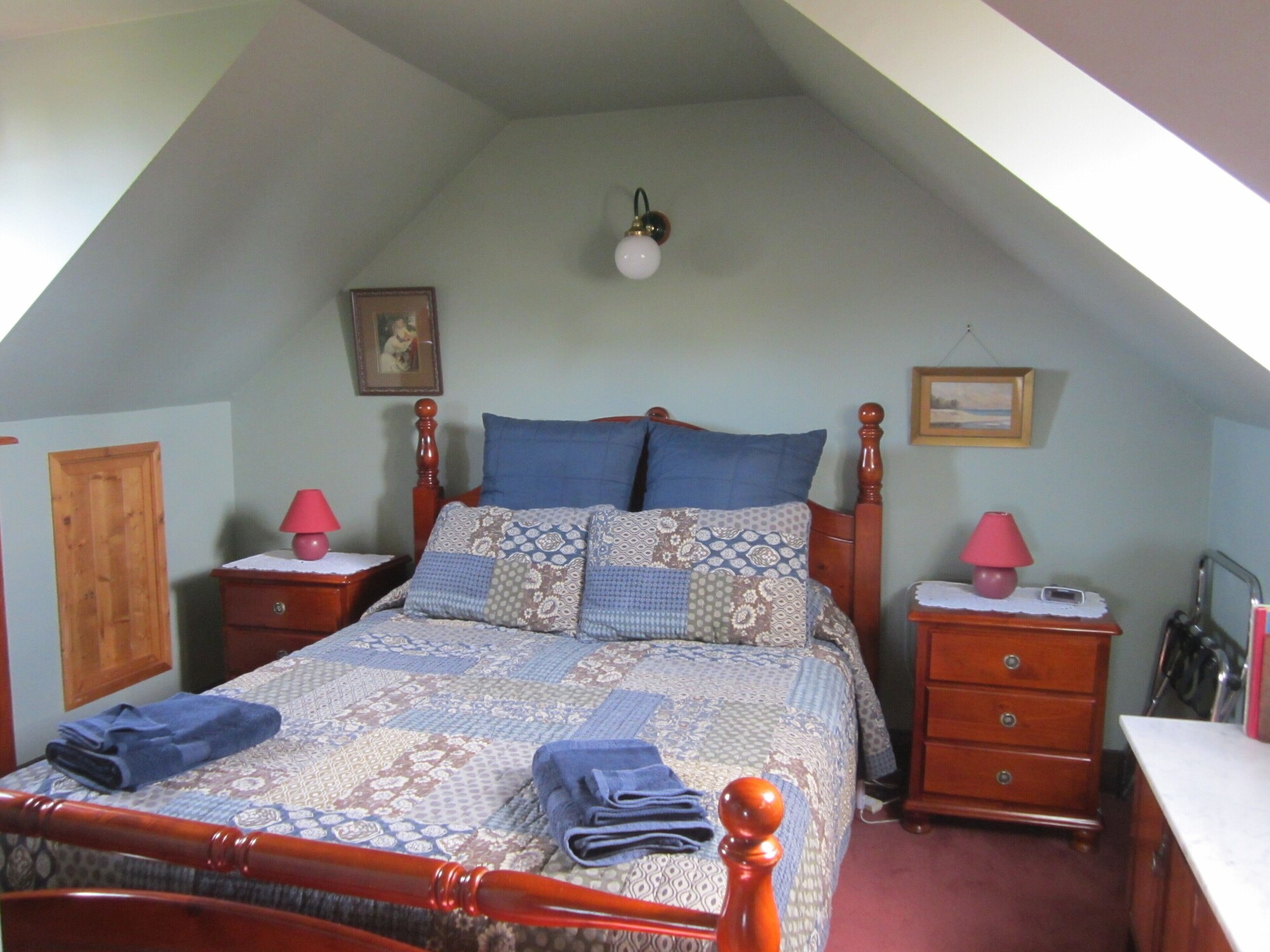 Upstairs, Loft, Queen Bed