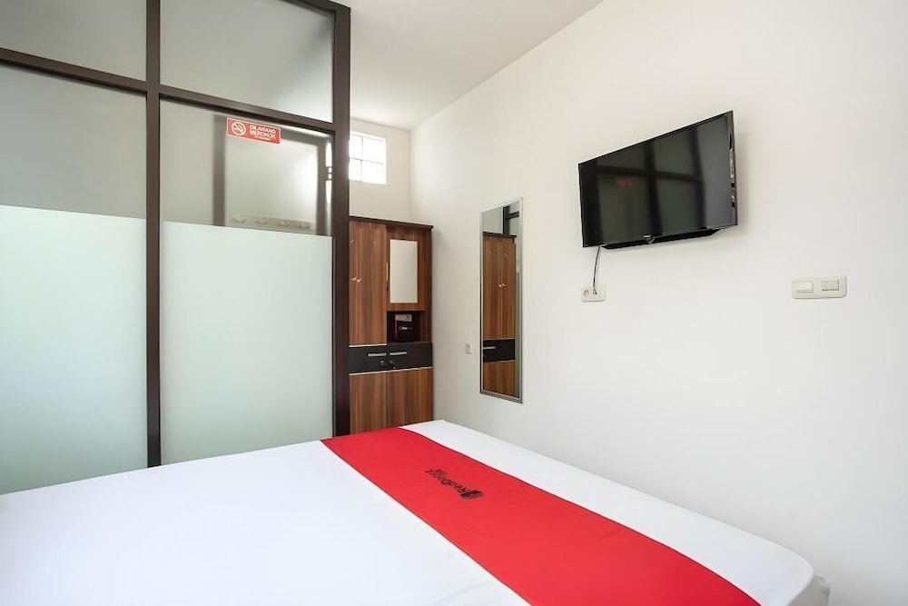 RedDoorz near Eka Hospital BSD City 17/29