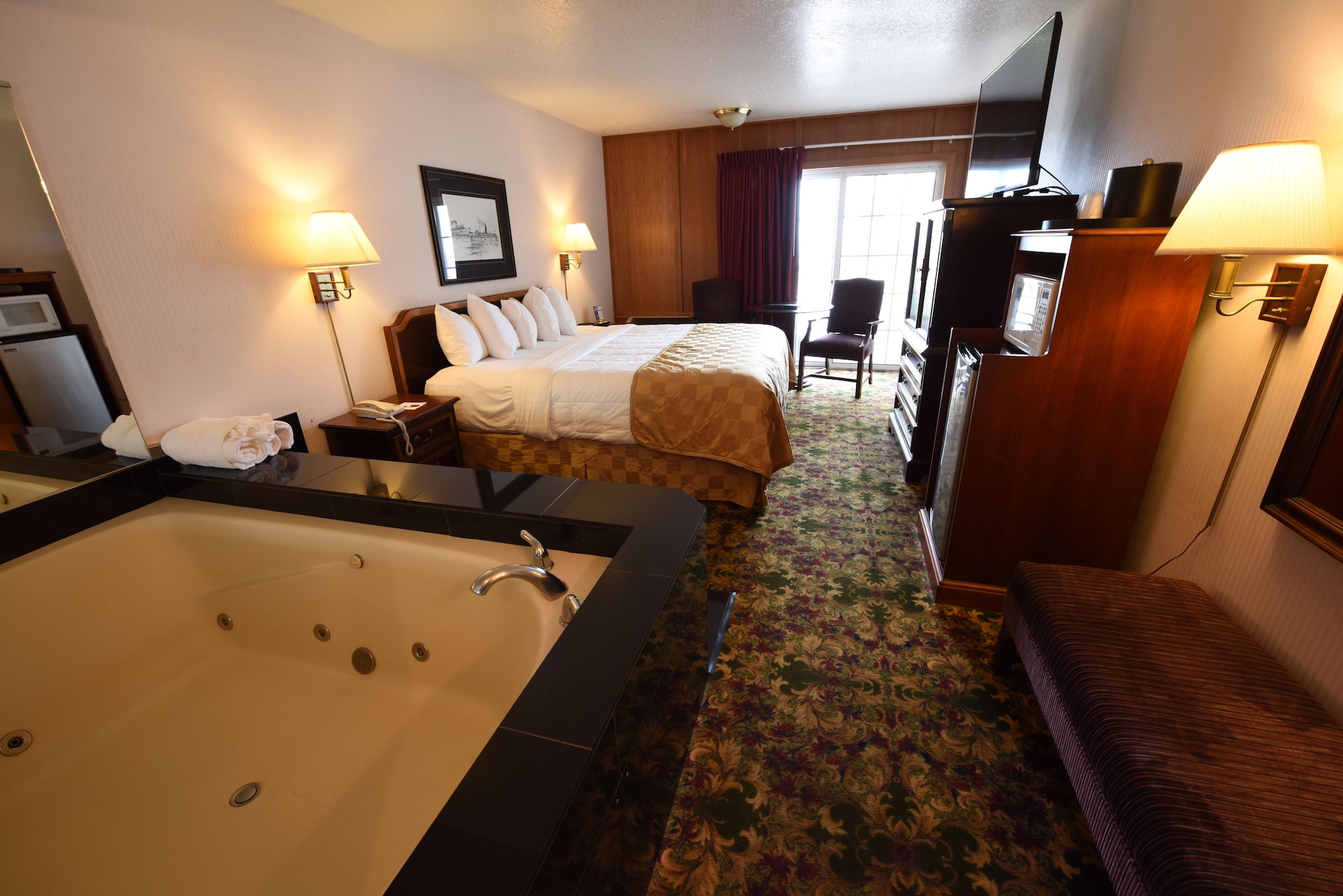 Deluxe, King Bed, Lake Front, Hot Tub, Balcony