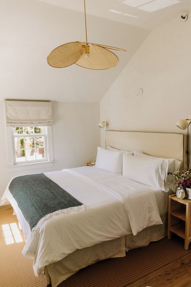 غرفة كلاسيكية بسرير كوين