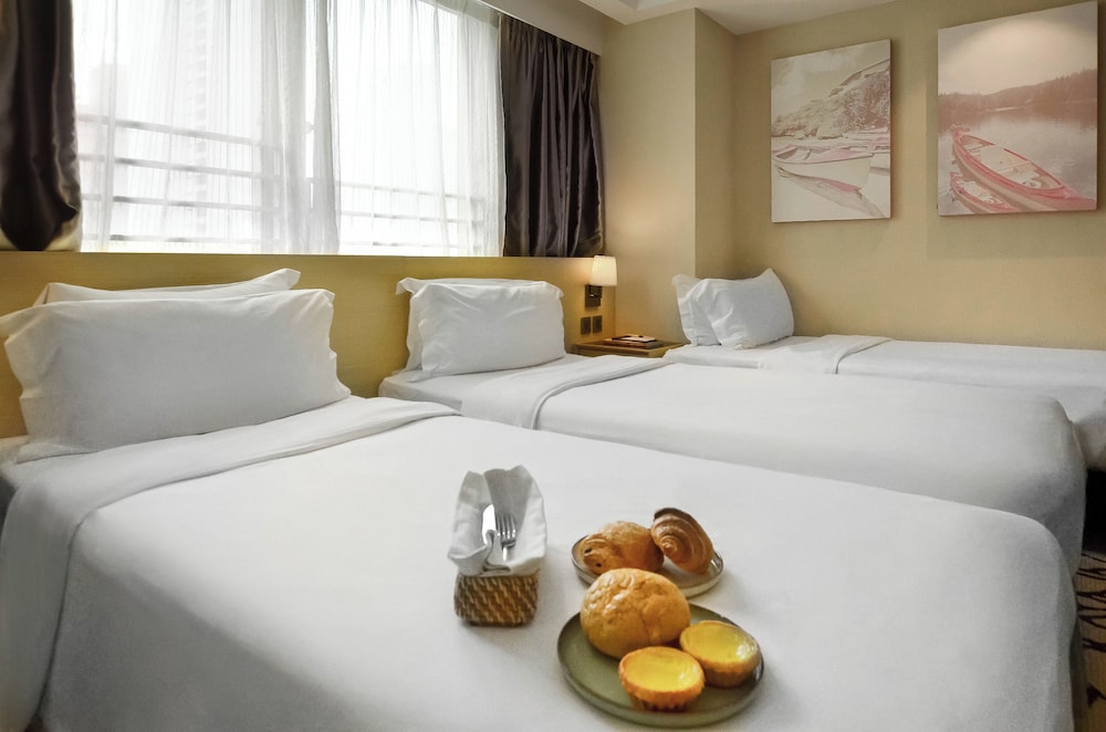 Deluxe, 3 Beds, with Extra Bed, City View, Eco Tree Hotel 2/9