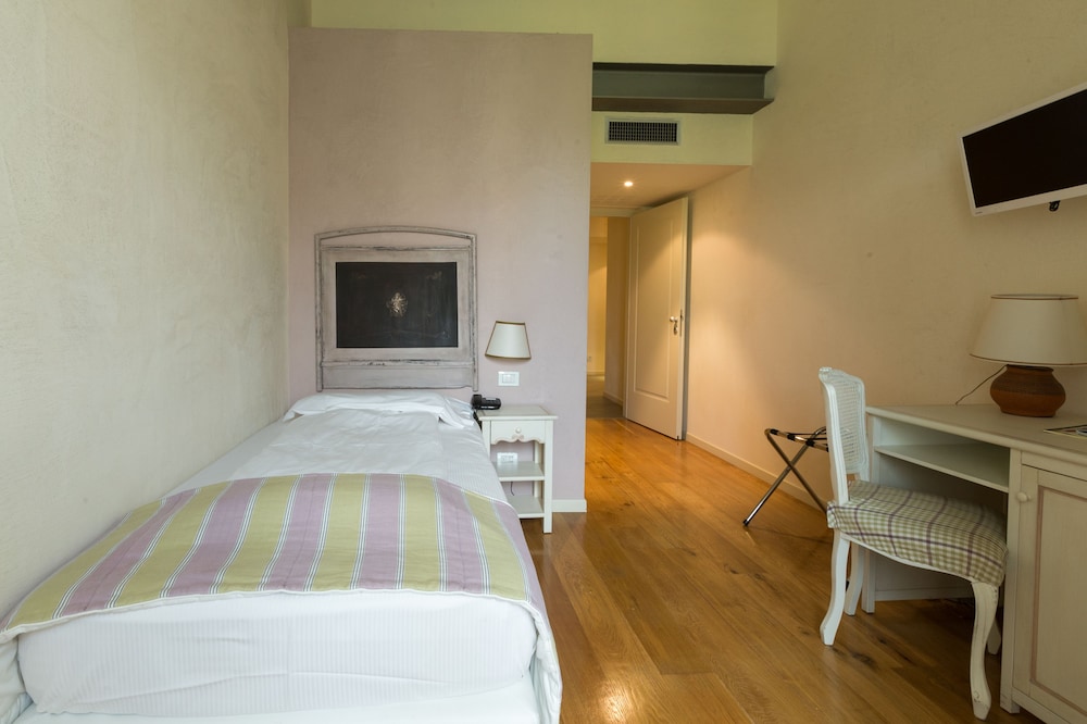 Hotel Villa Moron 15/50