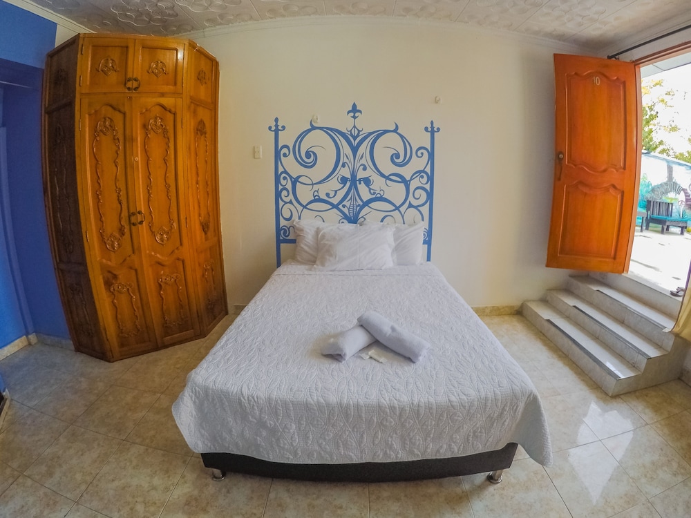 ROOM, QUADRUPLE