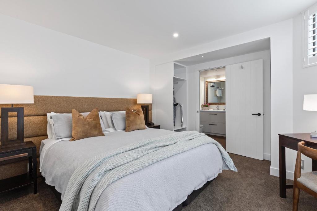 Room at Queenstown House Lakeside Apartments, QUEENSTOWN - NZ