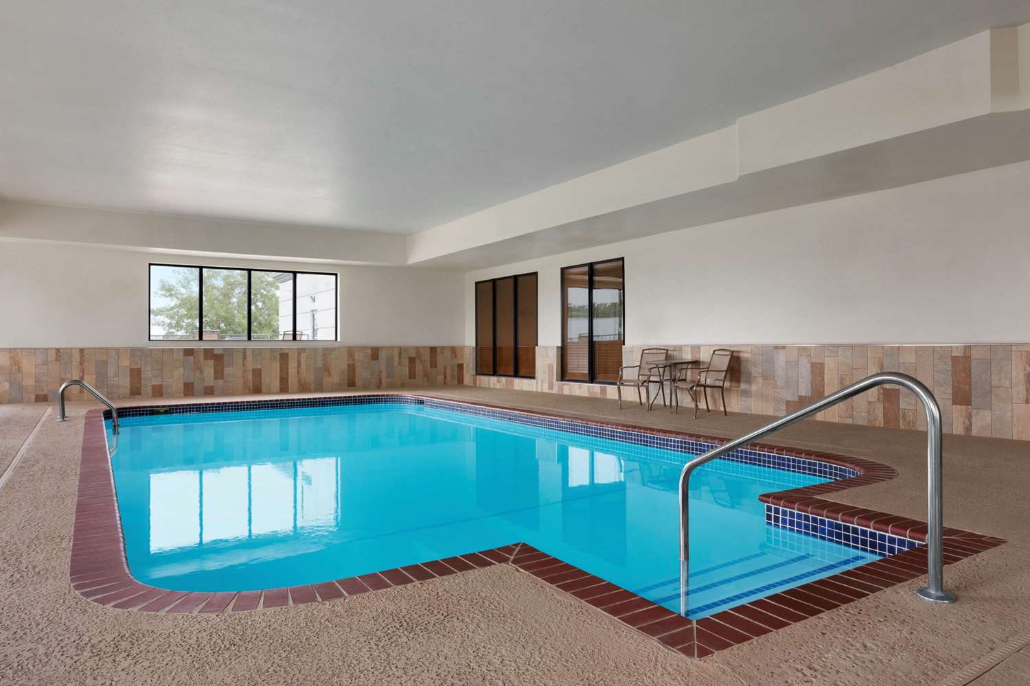 Wingate By Wyndham Bentonville Airport 17/42