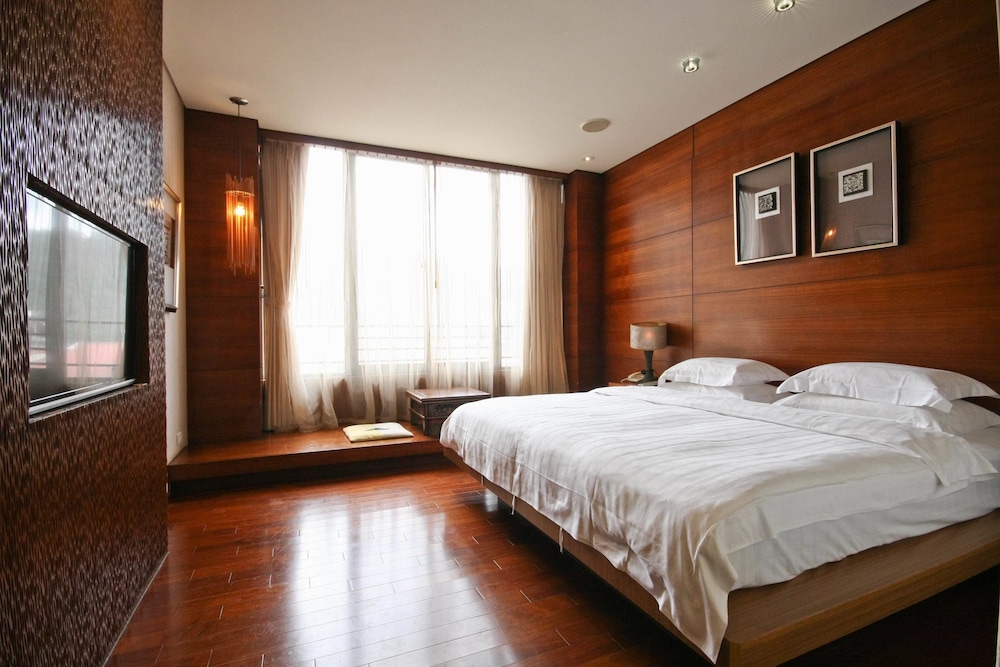 DELUXE, DOUBLE BED