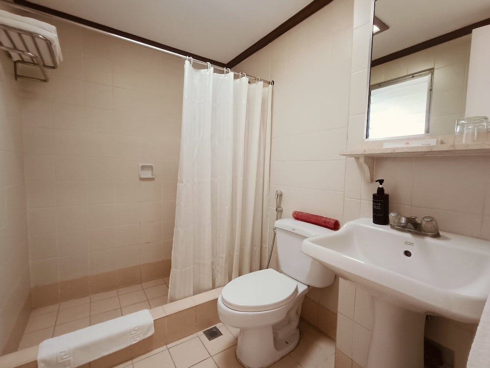 Tropicana Suites 74/74