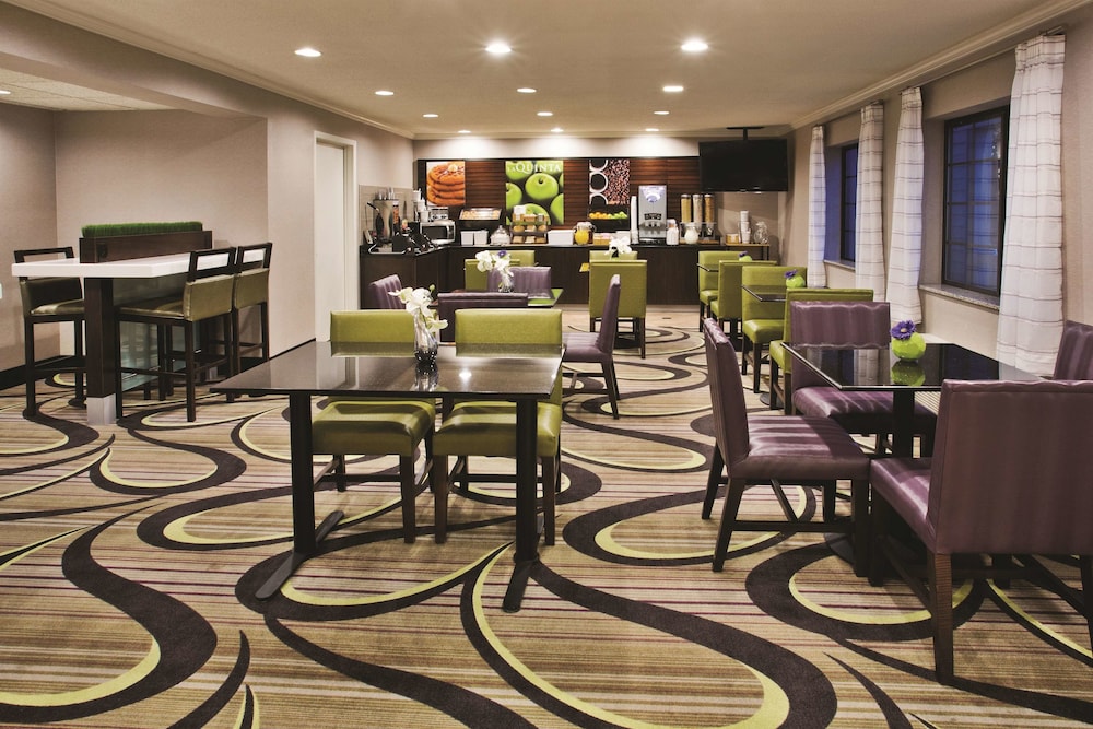 La Quinta Inn Suites By Wyndham Milwaukee Delafield 35/50