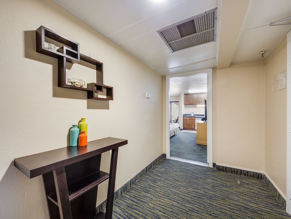 Beachside Hotel 7/60