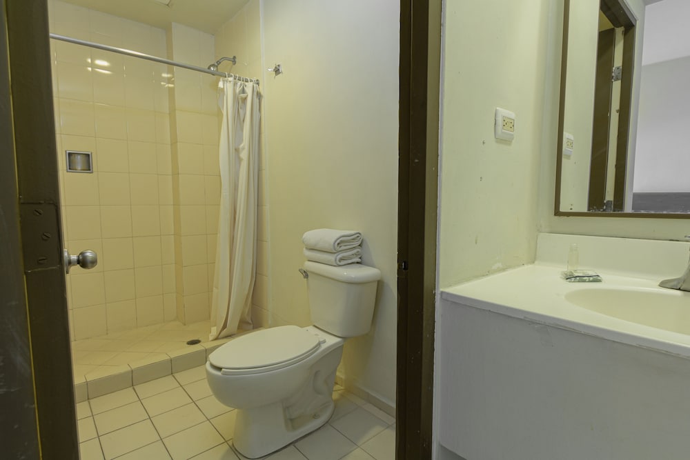Hotel Plaza Del Arco Express 61/65