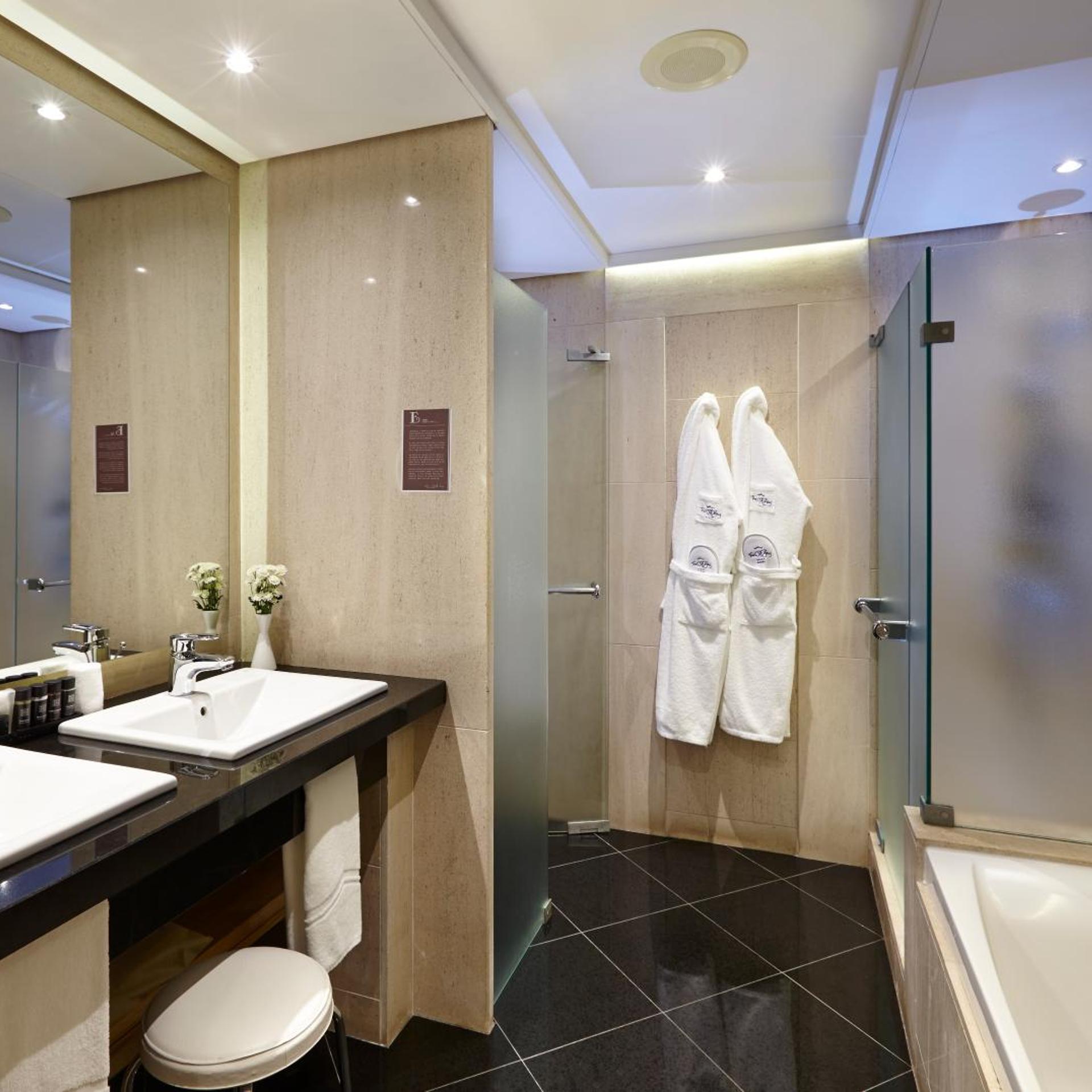 Room, Twin Beds, City and Sea View، The Cliff Bay 3/4