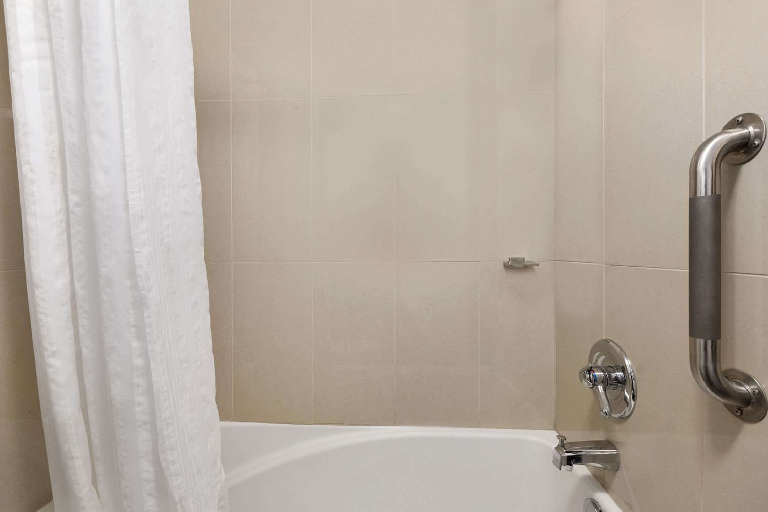 Days Inn by Wyndham Montreal Airport Conference Centre 3/12