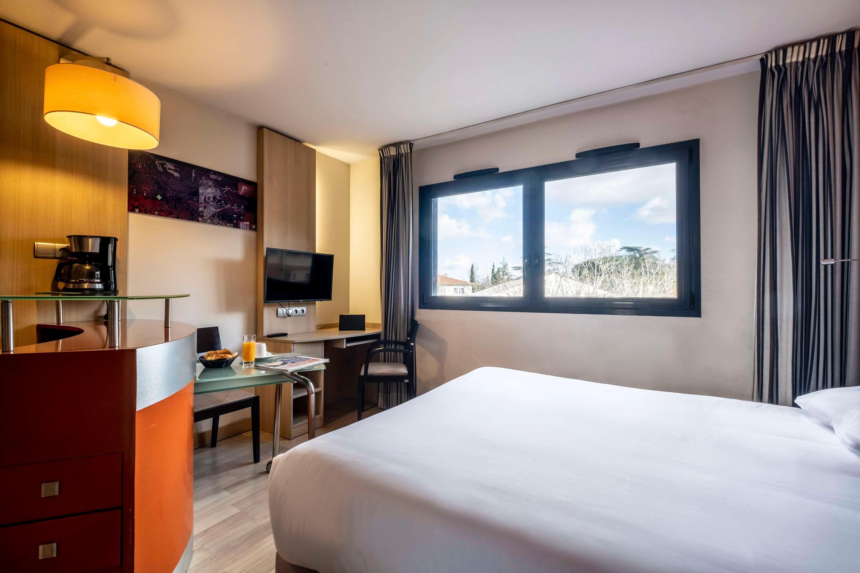 ROOM, QUEEN BED