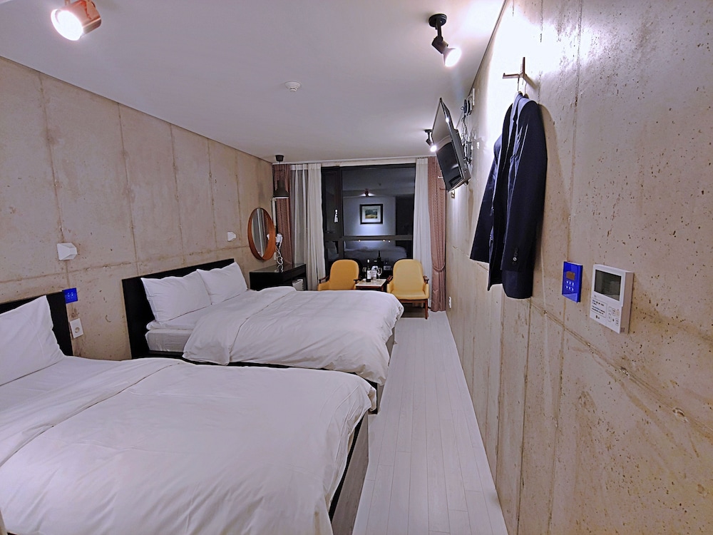 DELUXE, TRIPLE, MULTIPLE BEDS