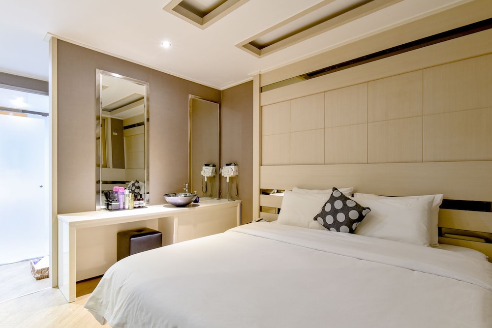 1 Night 2 Days Hotel 6/22