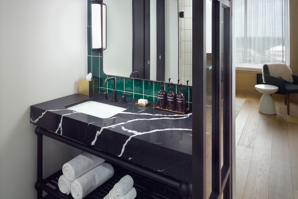 Deluxe, King Bed, Accessible