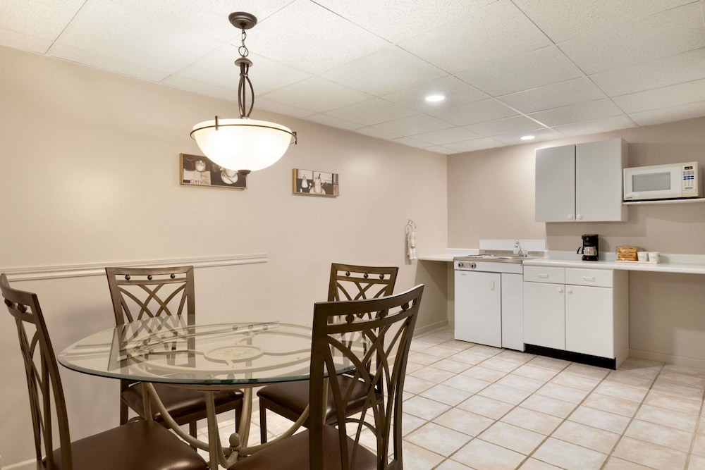 Travelodge By Wyndham Simcoe 34/50