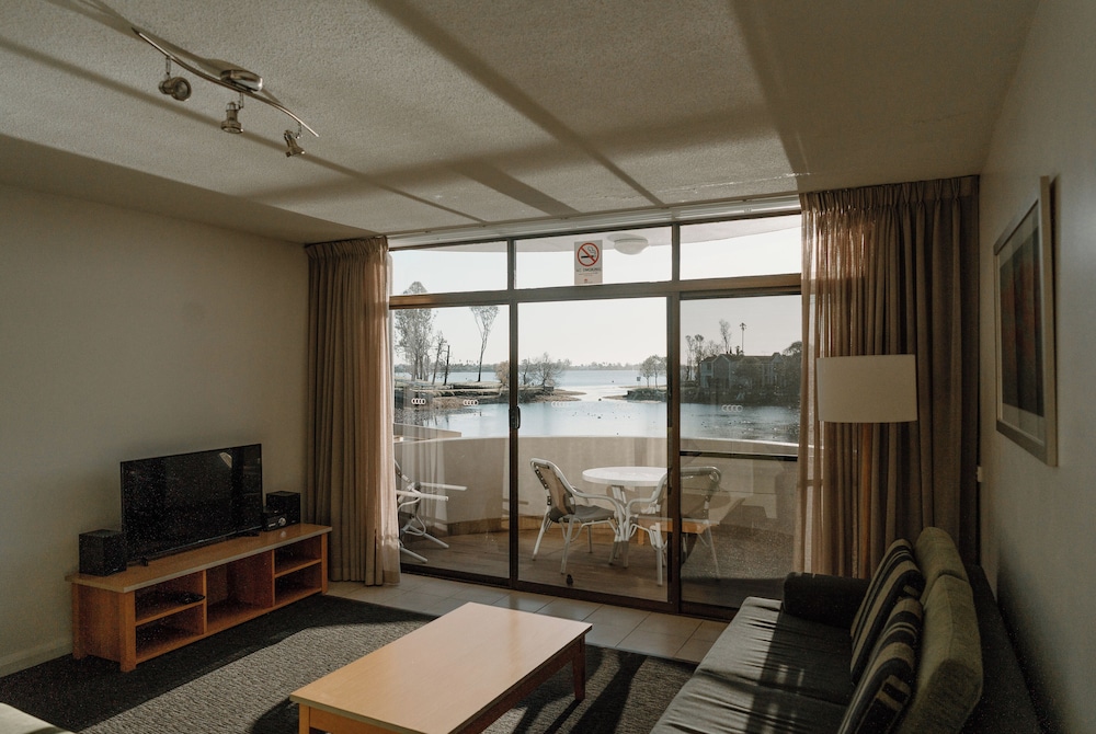 Lake Mulwala Boatel 21/50