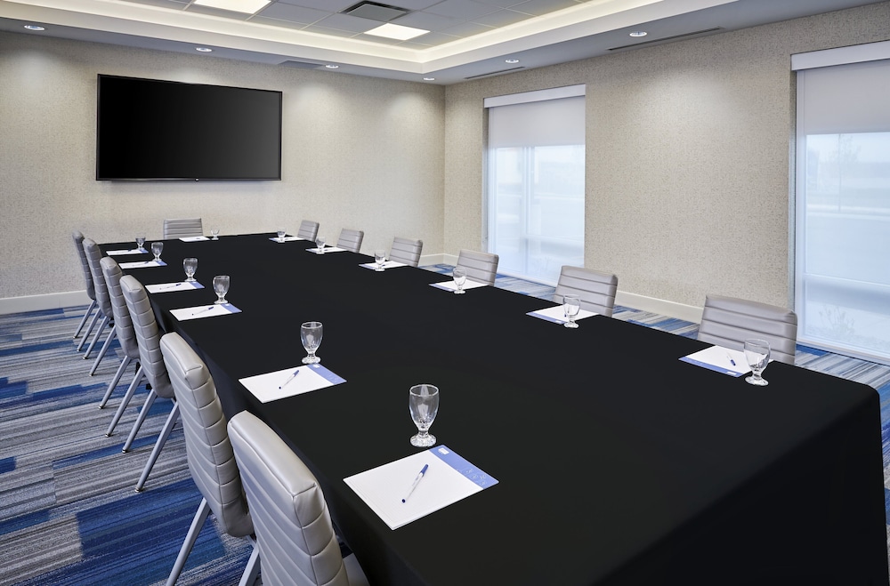 Holiday Inn Express & Suites Windsor East – Lakeshore, an IHG Hotel 48/70