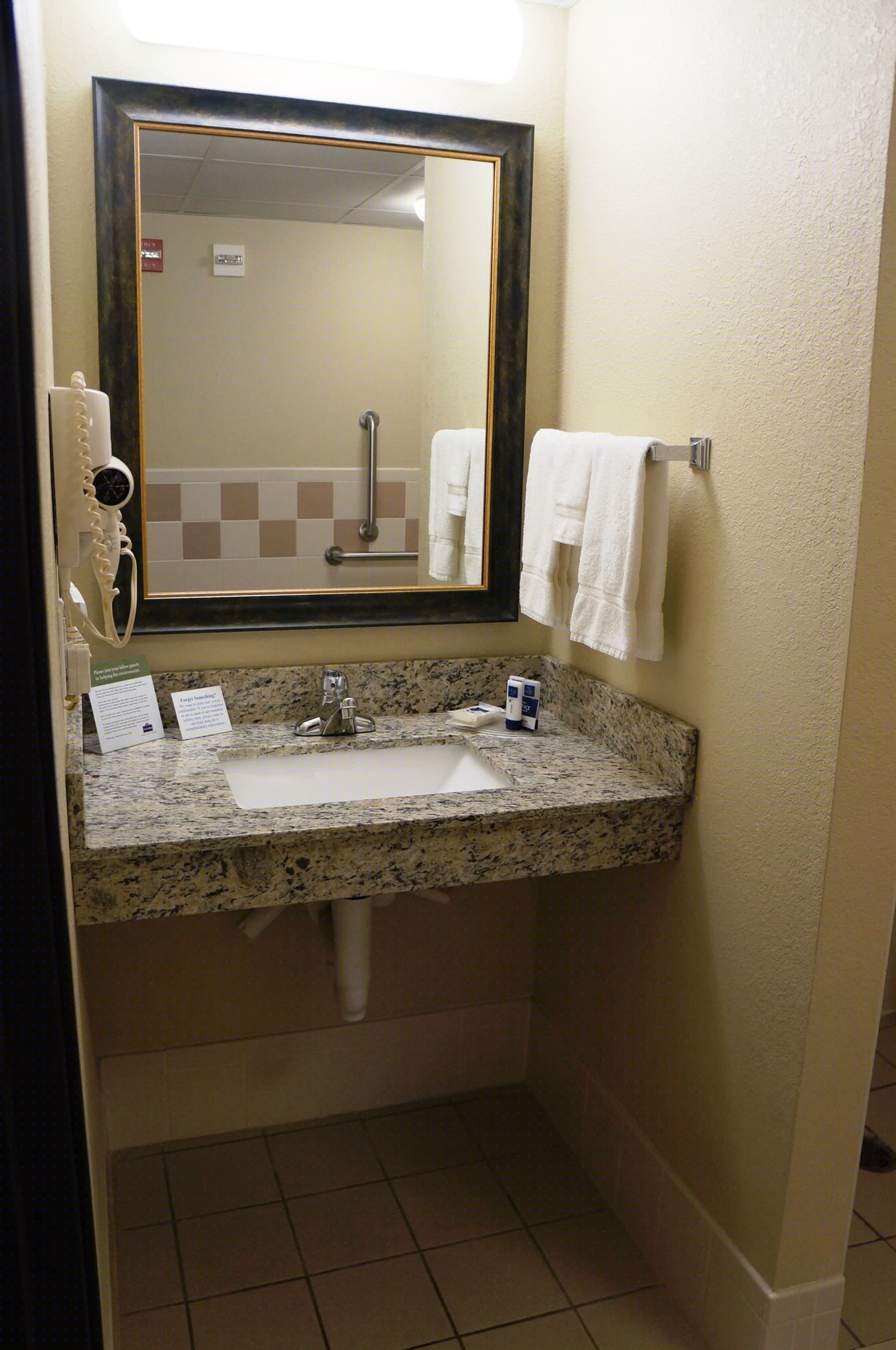 غرفة بسرير كينج لذوي الإعاقة، AmericInn by Wyndham Fort Dodge 3/3