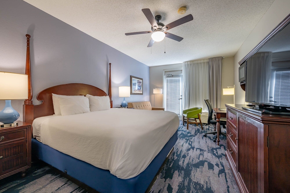 ROOM, KING BED, BALCONY