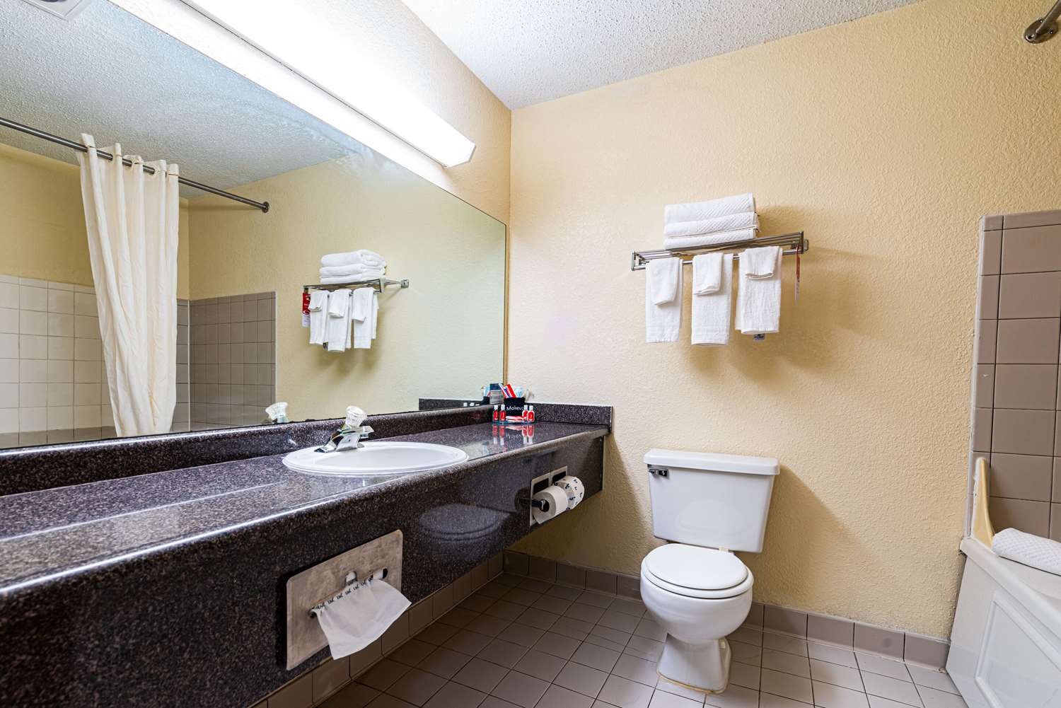 Econo Lodge Cleveland Southeast Kent 28/29