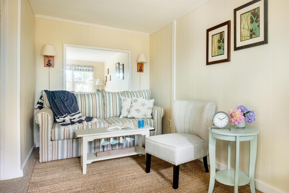 Sesuit Harbor House 25/50