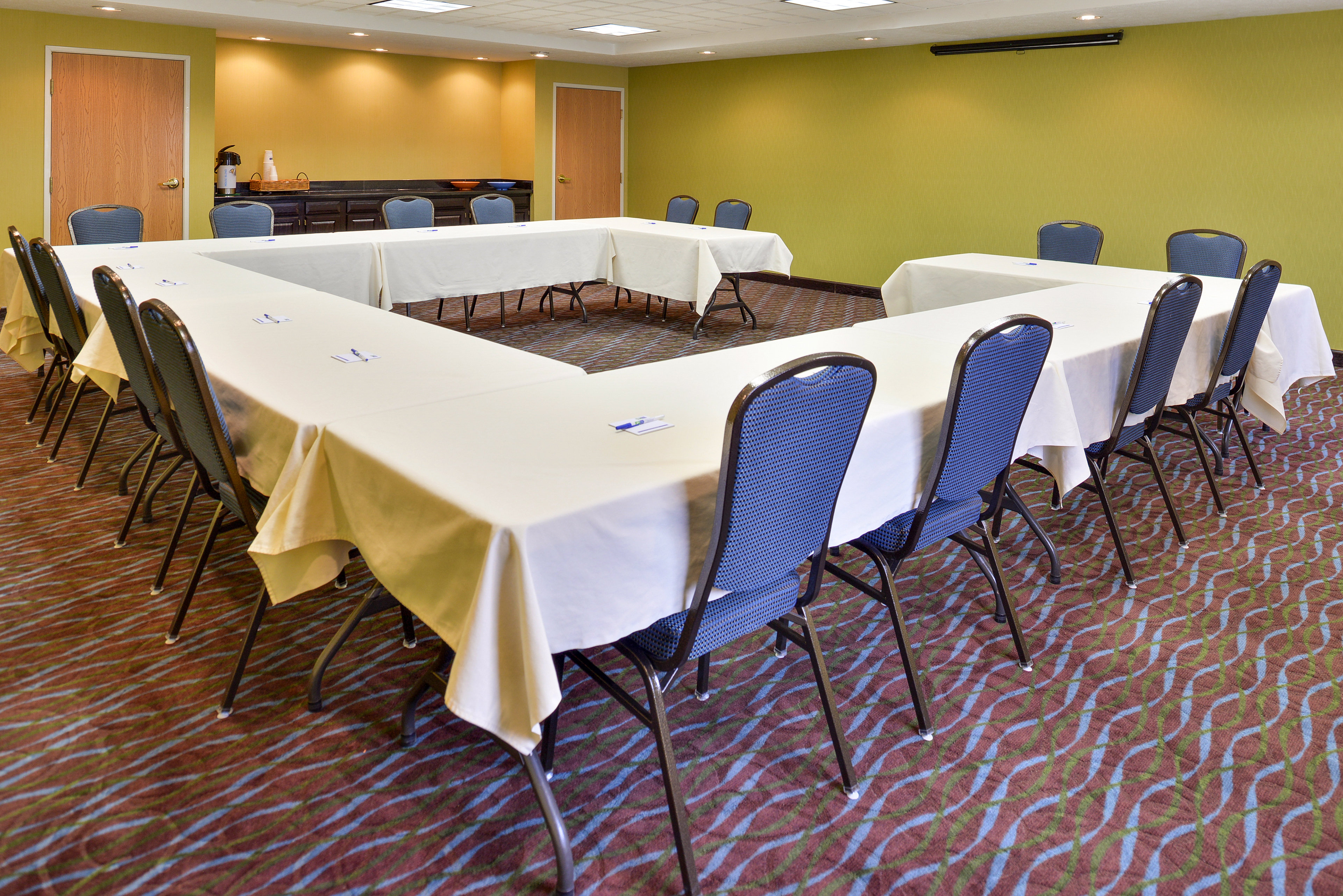 Holiday Inn Express Hotel Suites Charlotte 42/44
