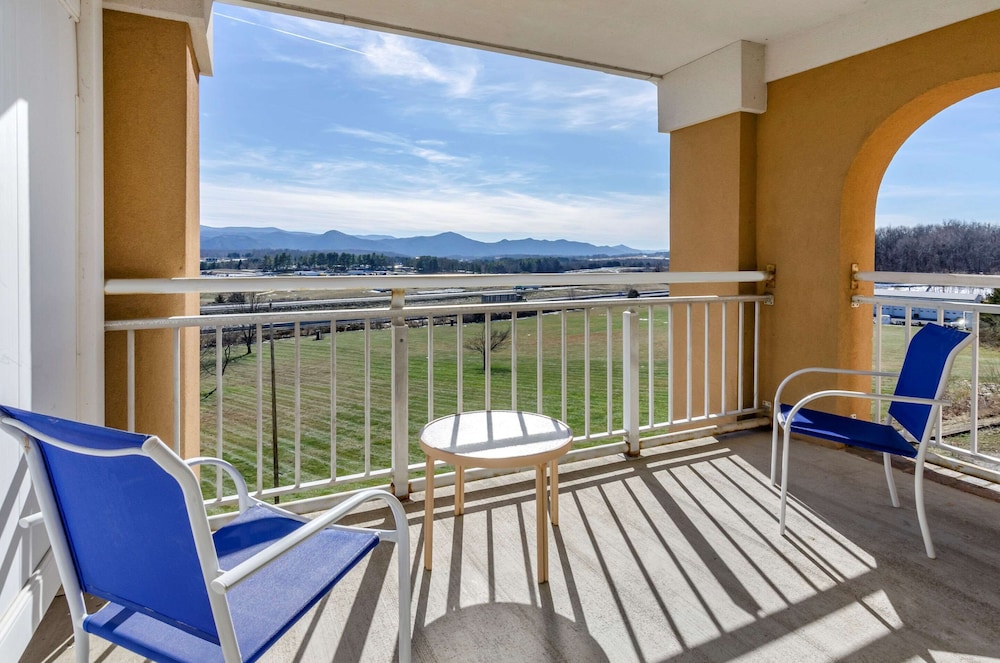 Comfort Inn & Suites Raphine VA 9/34