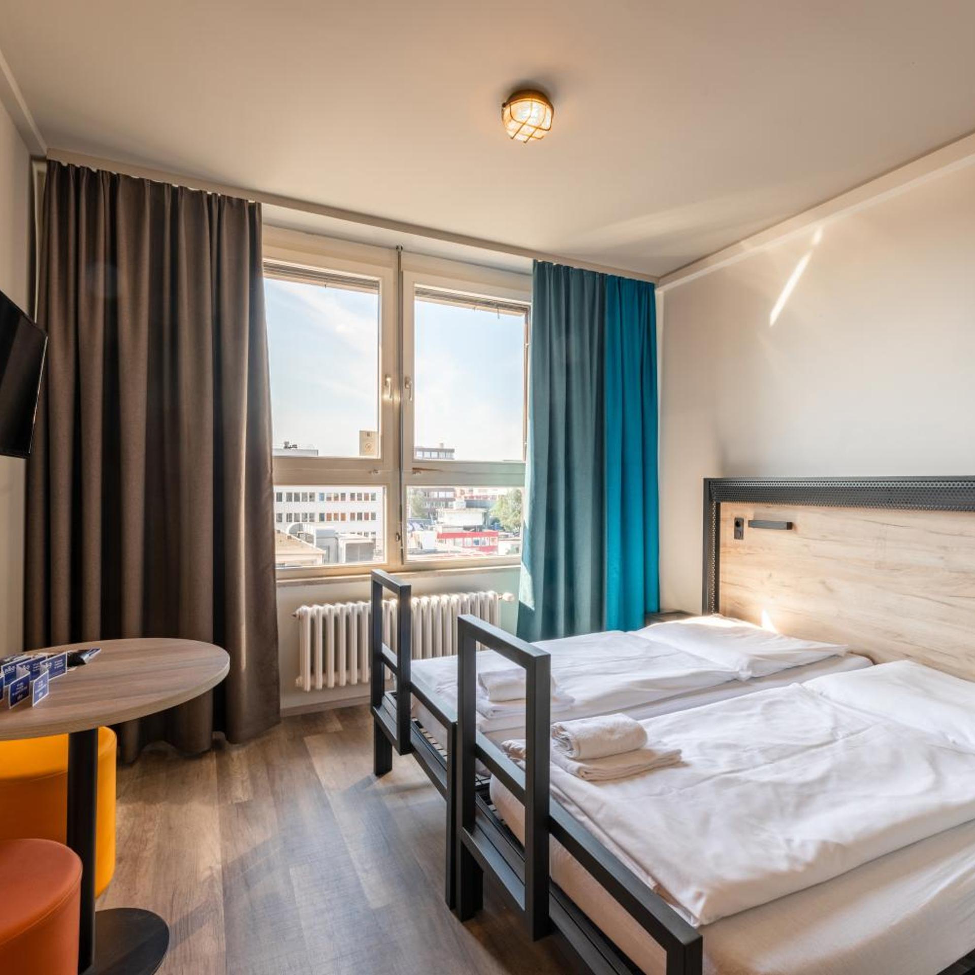 ROOM, SINGLE, TWIN BEDS