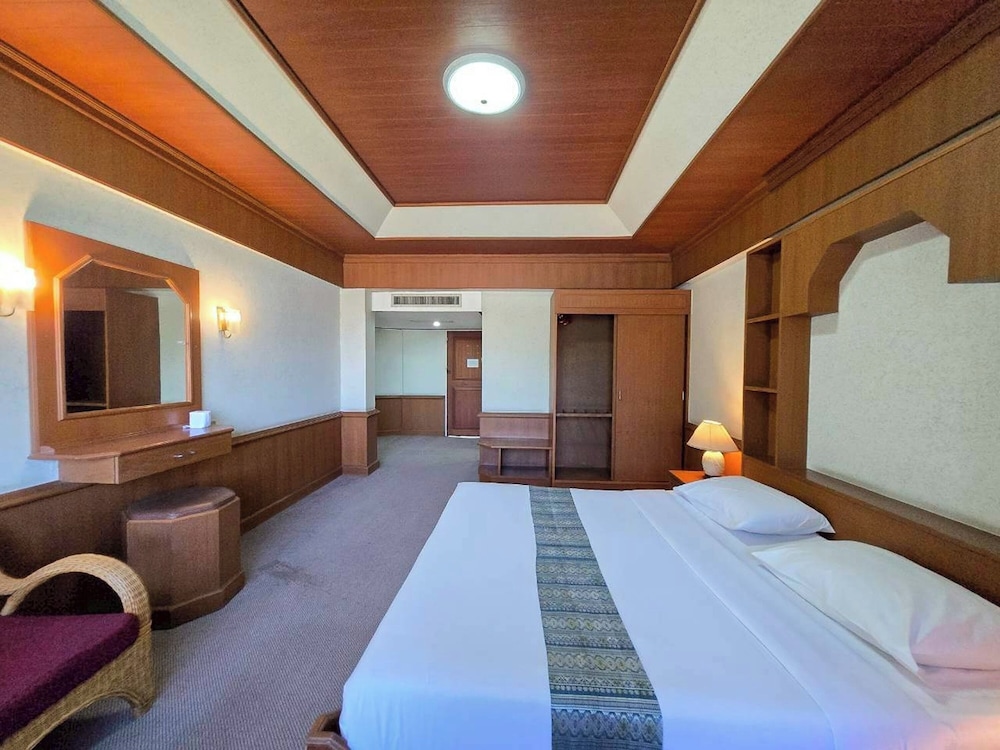 Pailyn Sukhothai 16/50