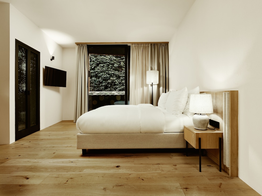 Pin, King Bed