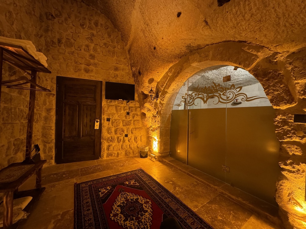 Euphoria Cave House 14/50