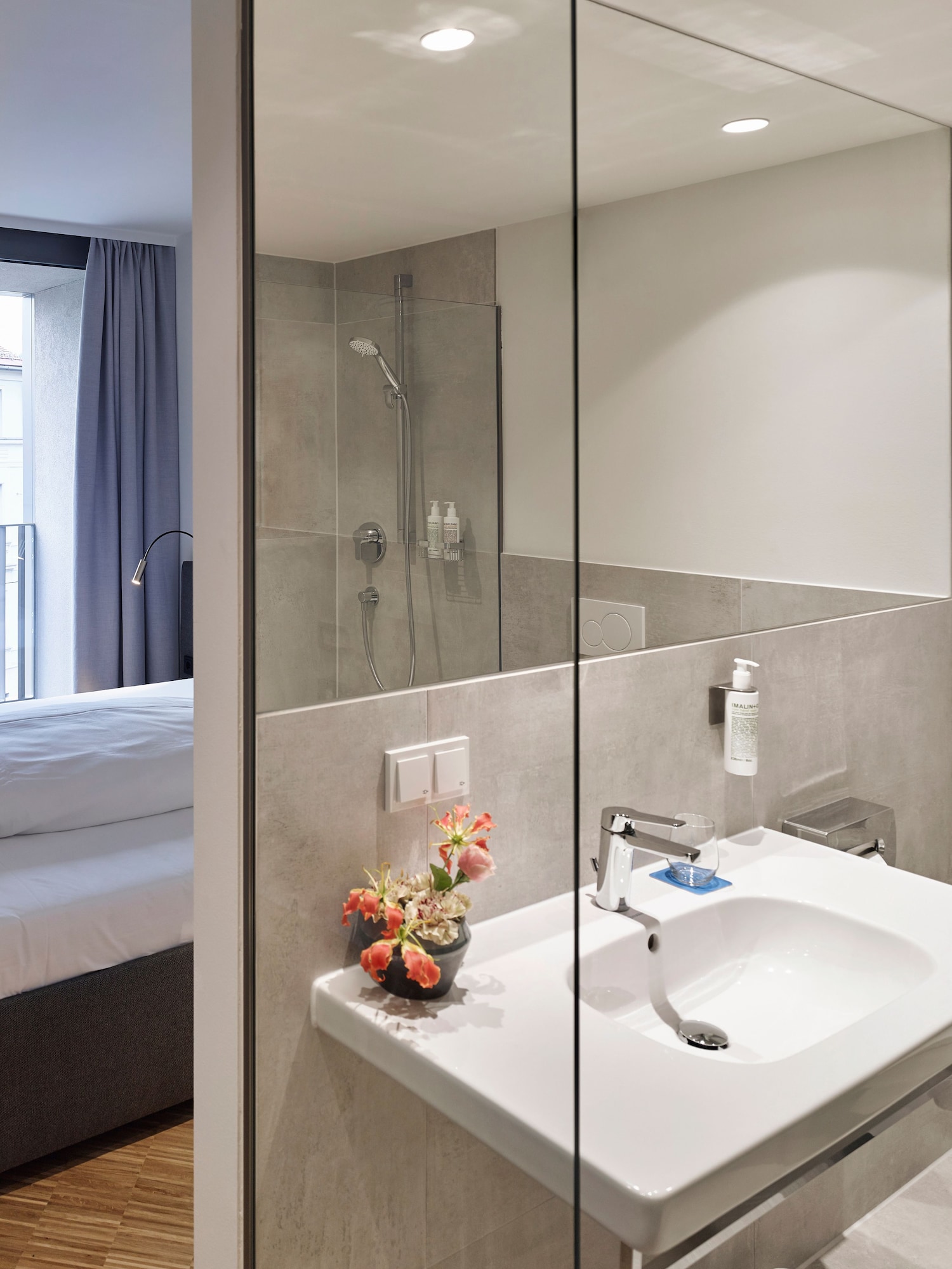 ROOM, DOUBLE BED, LARGE