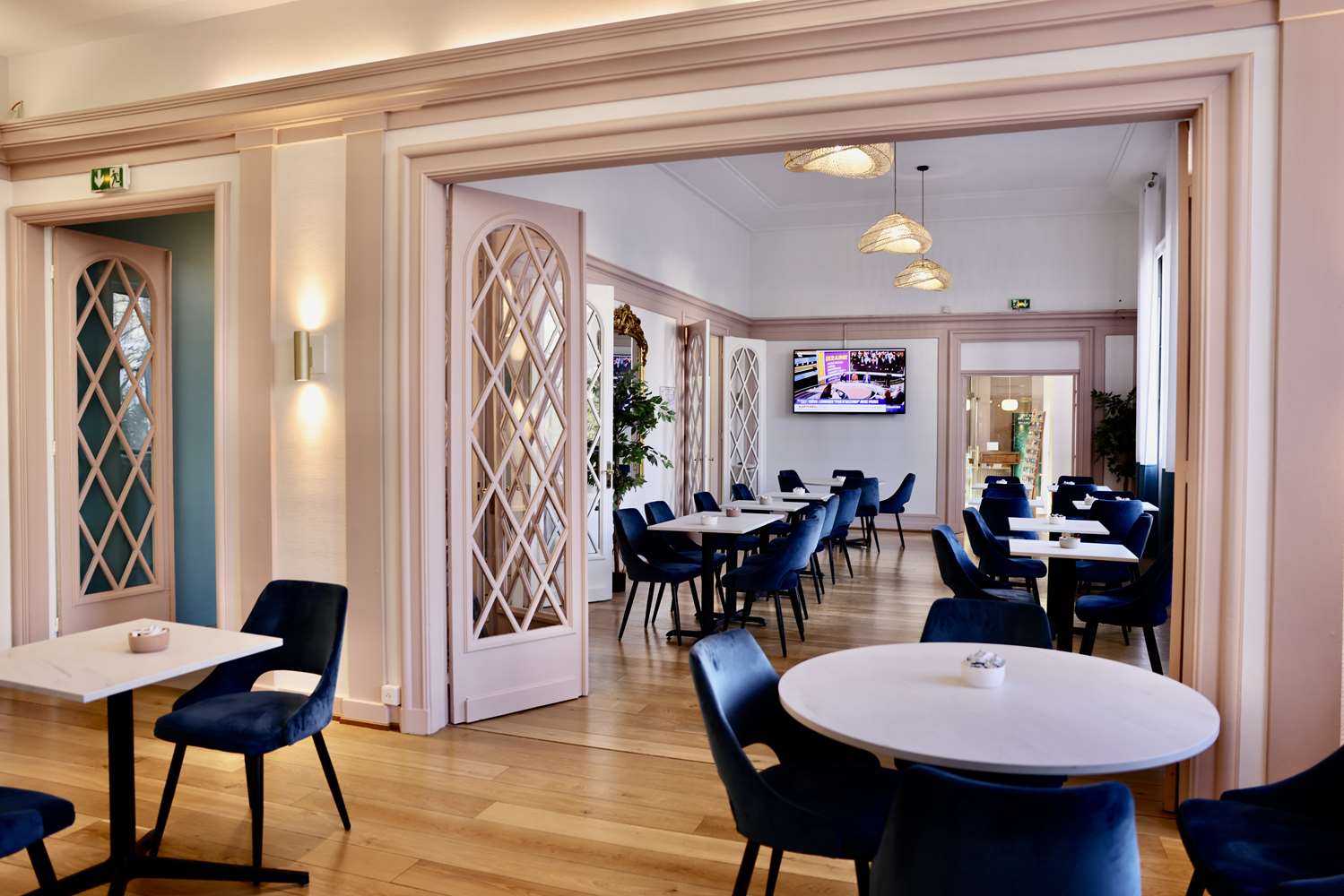restaurant cafeteria