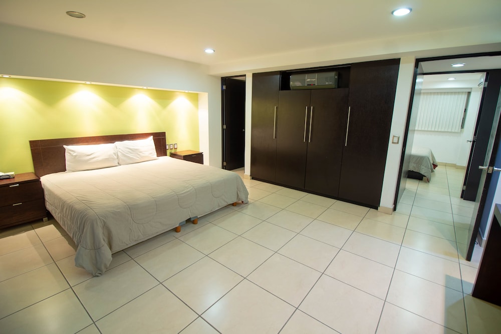 Ramada by Wyndham Acapulco Hotel and Suites 26/61