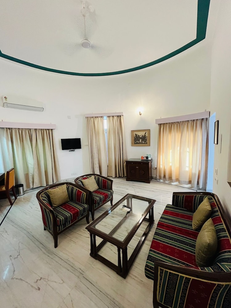 Shikarbadi Hotel 25/50