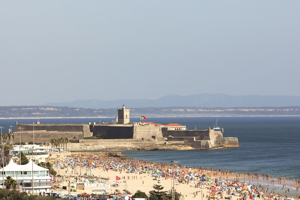 Carcavelos Beach Hotel 60/63