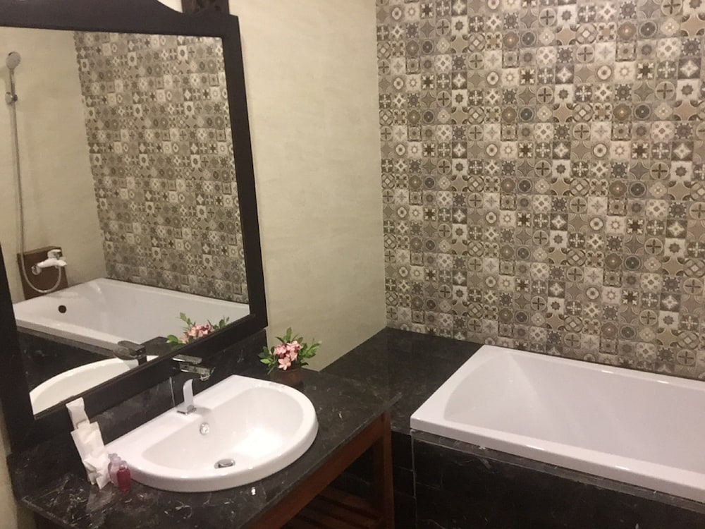 Royal Peacock Boutique Hotel 38/39