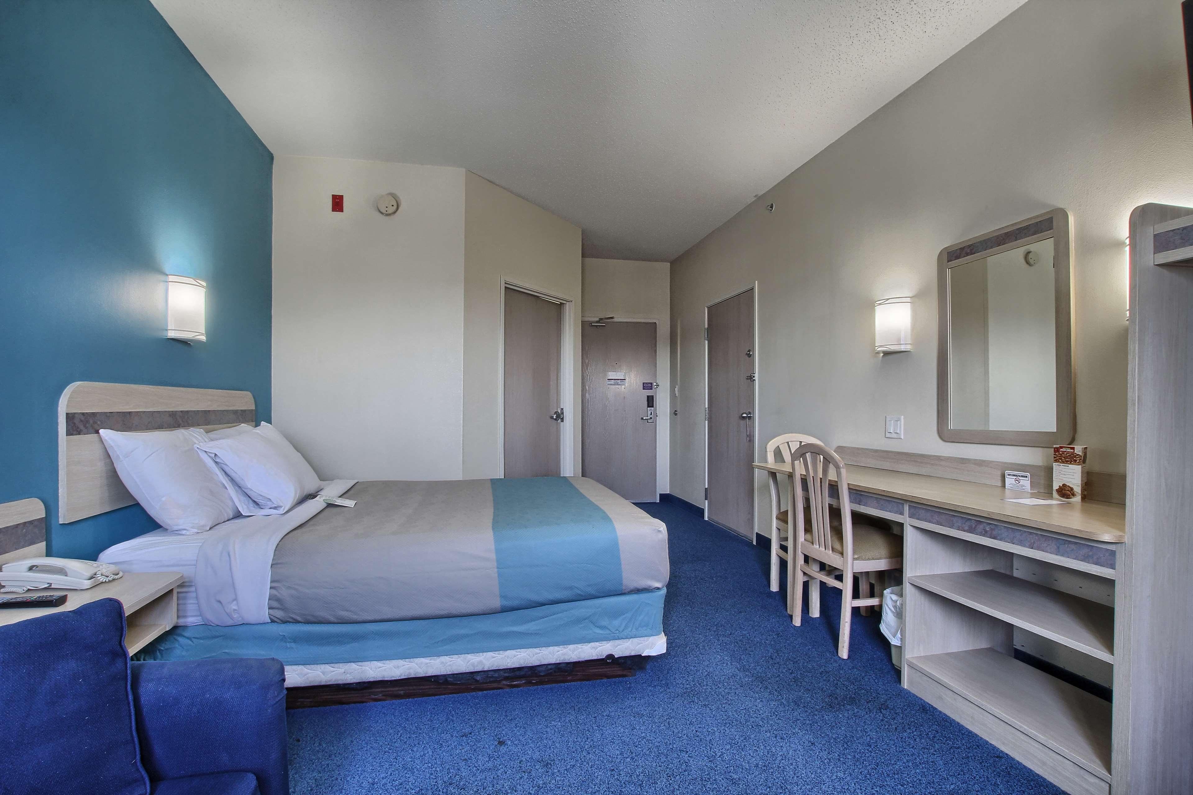 1 Queen Bed - Non-Smoking, Micfridge