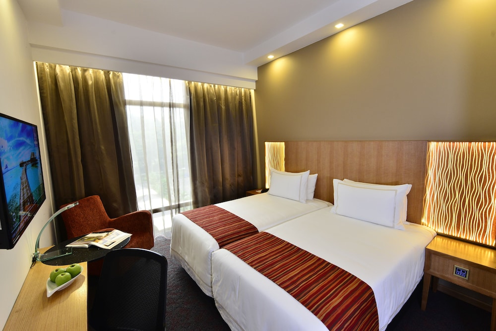 Deluxe, Triple, 1 Queen and 1 Single Bed