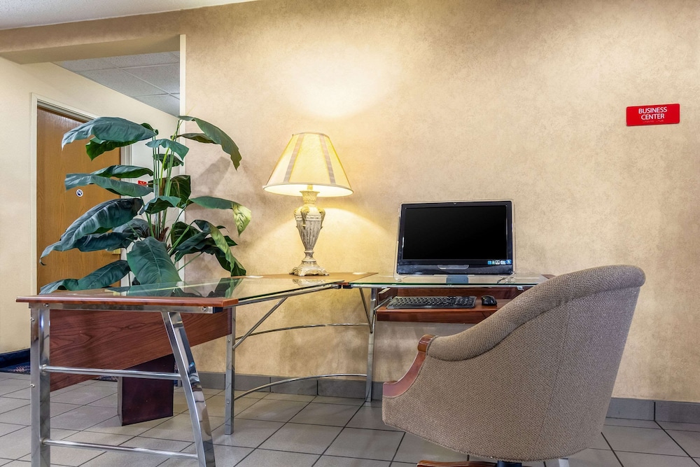 Econo Lodge Inn & Suites Evansville East 37/40