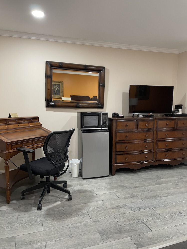 Howard Johnson by Wyndham Ridgecrest, CA 46/63