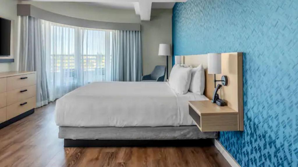 Specialty, Suite, King Bed, Sofa, Balcony