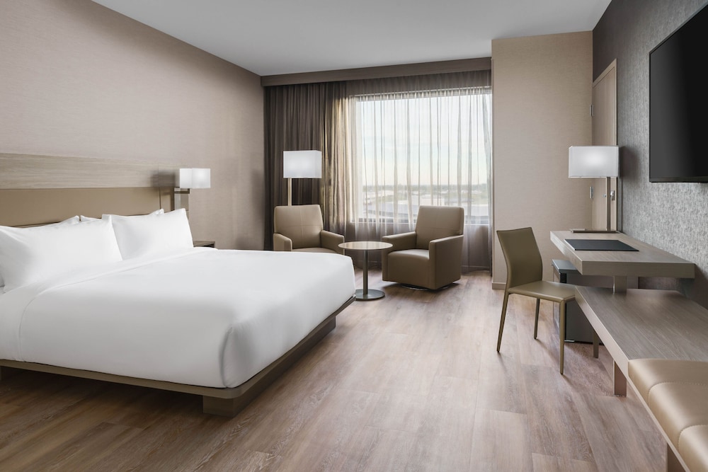 ROOM, KING BED, SOFA, ACCESSIBLE