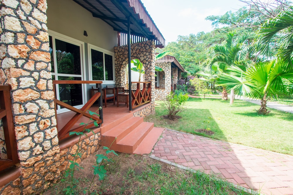 Perfect Home Two minutes to Kijiji Beach [VR] 42/50