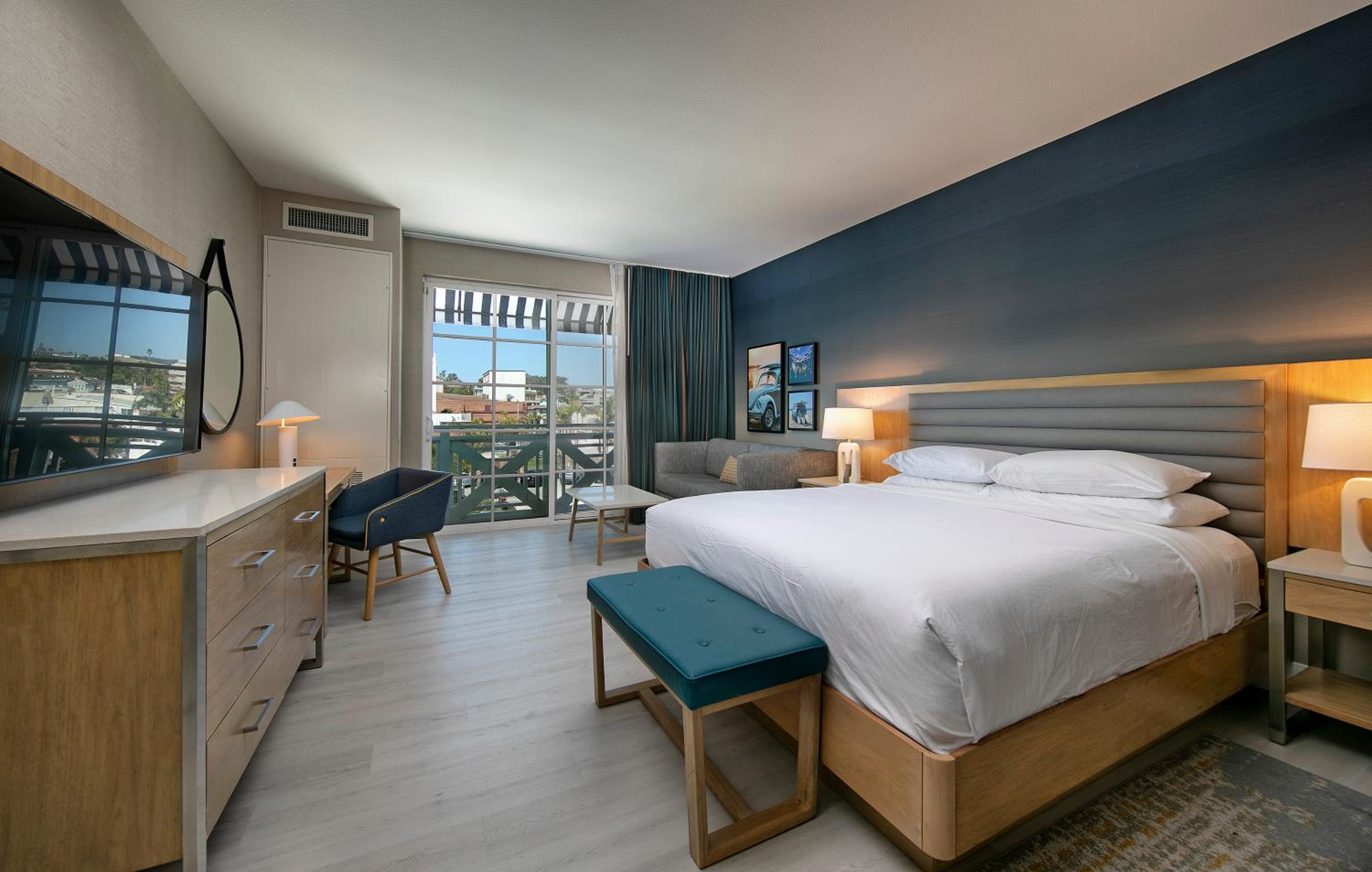 Downtown, King Bed, Sofa