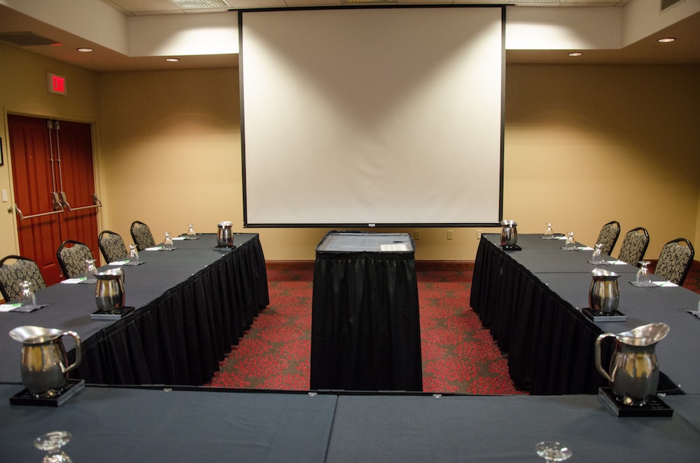 Holiday Inn Pewaukee-Milwaukee West 30/31